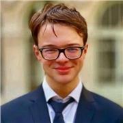 Étudiant à l'ESCP ayant achevé ses deux années de classe préparatoire aux grandes écoles de commerce au lycée Louis-le-Grand avec notamment de très bons résultats en maths et culture générale.